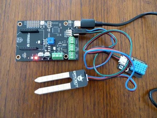 Placa DFRobot EcoDuino conectada a la sonda de humedad de la tierra y al sensor de temperatura y humedad DHT11.